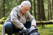 Polizeinspektorin Lena (Anna Bjelkerud) begutachtet die blutigen Kleidungsstücke, die der Suchtrupp im Wald gefunden hat. Polizeinspektorin Lena (Anna Bjelkerud) begutachtet die blutigen Kleidungsstücke, die der Suchtrupp im Wald gefunden hat.