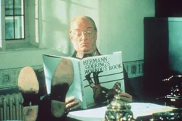 Der skrupellose General Streck (Jeremy Kemp) mit seiner Lieblingslekt&uuml;re 'Hermann G&ouml;rings Aerobic-Buch' ...