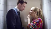 Jenny (Birte Hanusrichter) und Maximilian (August Wittgenstein) verstecken sich im engen Klo und belauschen Oleg. Jenny (Birte Hanusrichter) und Maximilian (August Wittgenstein) verstecken sich im engen Klo und belauschen Oleg.