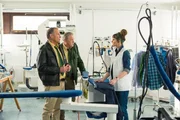 v.li.: Hubert (Christian Tramitz) und Girwidz (Michael Brandner) in der W&auml;scherei. Nat&uuml;rlich kennt Lisa Kessler (Maria Helgath) Herrn Gunzberger &ndash; er war Stammkunde der W&auml;scherei.