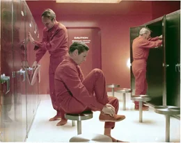 Dr. Hall (James Olson, l.), Dr. Stone (Arthur Hill, M.) und Dr. Dutton (David Wayne, r.) bereiten sich auf die Arbeit im Labor vor.
