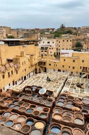 Das ber&uuml;hmte Gerberviertel in Fes in Marokko.