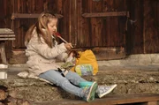 Da niemand Zeit hat mit ihr Rote Gr&uuml;tze zu kochen, fl&uuml;chtet Emma (Lotta Krebs) sich in die Waldh&uuml;tte.