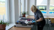 Zollbeamte machen am Flughafen einen gefährlichen Fund. Zollbeamte machen am Flughafen einen gefährlichen Fund.