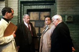 Das Morden geht weiter, denn der Wixxer ist zur&uuml;ck! Und f&uuml;r (v.l.n.r.) Hatler (Christoph Maria Herbst), Sir John (Wolfgang V&ouml;lz), Chief Inspektor Even Longer (Oliver Kalkofe, r.) und Lord Dickham (Joachim Fuchsberger) beginnen bange 24 Stunden ....