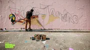 Ein Mann streicht eine Wand Ein Mann streicht eine Wand