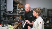 Moderatorin Anna Planken bei Schuhmacher Patrick Rasche, der sich auf Sneaker-Reparatur spezialisiert hat.
