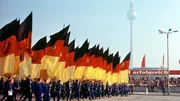 Die 1960er-Jahre stehen nach dem Mauerbau im Zeichen der Erneuerung. Mit Reformen will die SED die DDR modernisieren und stabilisieren. Aber wie erfolgreich sind sie tatsächlich? Die 1960er-Jahre stehen nach dem Mauerbau im Zeichen der Erneuerung. Mit Reformen will die SED die DDR modernisieren und stabilisieren. Aber wie erfolgreich sind sie tatsächlich?