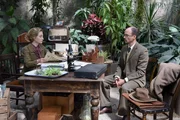 Alina Fritsch (als Miriam Rothschild), Roman Blumenschein (Journalist William L. Shirer). Alina Fritsch (als Miriam Rothschild), Roman Blumenschein (Journalist William L. Shirer).