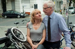 Anton (Ernst St&ouml;tzner) und Ehefrau Johanna (Christina Gro&szlig;e) erwarten Nachwuchs und versuchen, den Kinderwagen in ihrem Sportwagen unterzukriegen.