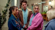 Toni (2 v.r. Sarah Buchholzer) will ihre Liebe zu Jonas (2 v.l. Patrick Schlegel) und Ellie (l. Kim Biebow) nicht länger verstecken. Gemeinsam beschließen die drei ihre gemeinsame Beziehung offen zu leben. Gisela (r. Martina Eitner-Acheampong) ragiert überraschend verständnisvoll und freut sich für das Glück der drei. Toni (2 v.r. Sarah Buchholzer) will ihre Liebe zu Jonas (2 v.l. Patrick Schlegel) und Ellie (l. Kim Biebow) nicht länger verstecken. Gemeinsam beschließen die drei ihre gemeinsame Beziehung offen zu leben. Gisela (r. Martina Eitner-Acheampong) ragiert überraschend verständnisvoll und freut sich für das Glück der drei.