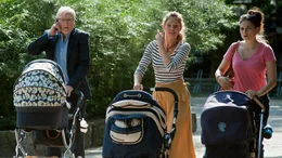 Anton (Ernst St&ouml;tzner), seine Tochter Marie (Leonie Parusel) und ihre Freundin Nele (Stephanie Krogmann) schieben die Kinderwagen.