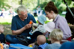Anton (Ernst St&ouml;tzner) und seine Tochter Marie (Leonie Parusel) verbringen viel Zeit mit den Babys im Park...
