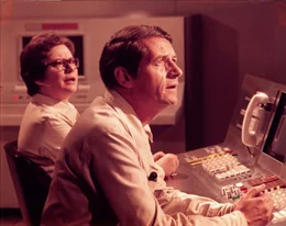 Dr. Leavitt (Kate Reid, l.) und Dr. Stone (Arthur Hill, r.) k&auml;mpfen gegen die Zeit.