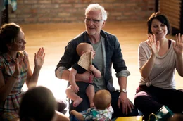 Anton (Ernst St&ouml;tzner) setzt auf Fr&uuml;hf&ouml;rderung und besucht mit Otto (Marlo Keysers) eine FenKid-Gruppe. Links Carola (Claudia Funke), rechts die Gruppenleiterin (Kristin Graf).