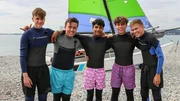 Die Katamarane stehen bereit: Beim Segeln geraten zwei der Jungs in Schieflage. Die Katamarane stehen bereit: Beim Segeln geraten zwei der Jungs in Schieflage.