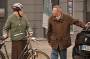 Als Alois sich unerlaubterweise hinter das Steuer von Mikes Wagen setzt, f&auml;hrt er Theres &uuml;ber den Haufen. Von links: Theresa Brunner (Ursula Erber) und Alois Preissinger (Erich Hallhuber).