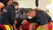 Die Retter eilen zu einem Mann, der vor dem Fernseher zusammengebrochen ist. Sein Pfleger ist spurlos verschwunden. Die Retter eilen zu einem Mann, der vor dem Fernseher zusammengebrochen ist. Sein Pfleger ist spurlos verschwunden.