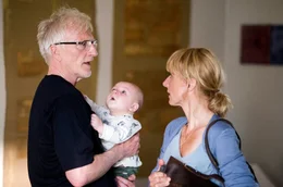 Rollentausch: Anton (Ernst St&ouml;tzner) bleibt mit Otto (Marlo Keysers) zuhause w&auml;hrend Johanna (Christina Gro&szlig;e) wieder arbeiten geht.