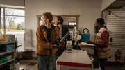 Auf ihrer Flucht landen Luke (Joe Freeman, l.) und Tim (Ben Barnes, M.) im Laden von Mr. Dobira (Tawiah Ben McCarthy, r.), dem Tim vor Kurzem das Leben gerettet hat. Auf ihrer Flucht landen Luke (Joe Freeman, l.) und Tim (Ben Barnes, M.) im Laden von Mr. Dobira (Tawiah Ben McCarthy, r.), dem Tim vor Kurzem das Leben gerettet hat.