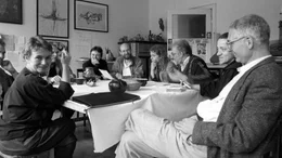 Im Sommer 1989 herrscht trotz allgegenw&auml;rtiger Stasi und permanenter Verhaftungsbedrohung Gr&uuml;ndungsfieber unter den Oppositionellen. Der Starrsinn der Parteilenker, Fluchtwelle und Botschaftsbesetzungen, Sprachlosigkeit der Regierung angesichts des Problemstaus, repressive &Uuml;berreaktionen und au&szlig;enpolitisch motivierte Nachgiebigkeit mobilisieren viele beherzte B&uuml;rger. Das Neue Forum wird gegr&uuml;ndet. - Diskussionsrunde des Neuen Forum mit B&auml;rbel Bohley und Jens Reich.