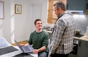 Marlon (Frederik Bott l.) ist enttäuscht, als Erik (Sven Waasner r.) ihn nicht als Gast in seinem Podcast haben will. Marlon (Frederik Bott l.) ist enttäuscht, als Erik (Sven Waasner r.) ihn nicht als Gast in seinem Podcast haben will.
