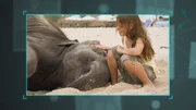 Ning Nong mit Amber am Strand von Thailand.