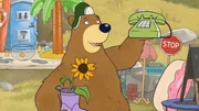 Dr. Brumm bietet auf seinem Flohmarkt ein altes Telefon und einen Gummistiefel mit Sonnenblume zum Verkauf an. Dr. Brumm bietet auf seinem Flohmarkt ein altes Telefon und einen Gummistiefel mit Sonnenblume zum Verkauf an.