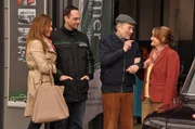 Auch die demente Frau Amsel freut sich sehr, den Oldtimer wieder zu haben. Von links: Trixi Preissinger (Doreen Dietel), Mike Preissinger (Harry Blank), Herr Amsel (Peter Fr&ouml;hlich) und Frau Amsel (Elisabeth Steiger).