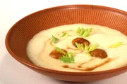 Selleriesuppe mit glasierten Maronen. Selleriesuppe mit glasierten Maronen.
