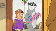 Bibi und Dachs stehen mit Geschenken vor Dr. Brumms T&uuml;r.