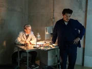 Dr. Hendricks (Robert Joy, l.) und Tony (Jason Diaz, r.) führen ein weiteres ihrer brutalen Experimente durch. Dr. Hendricks (Robert Joy, l.) und Tony (Jason Diaz, r.) führen ein weiteres ihrer brutalen Experimente durch.