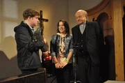 Gl&uuml;cklicherweise stellt sich heraus, dass das Mord-Opfer quicklebendig ist. Von links: Axel (Roland Schreglmann), Katharina Benninger (Carina Dengler) und Vinzenz Kurz (Hans Stadlbauer).