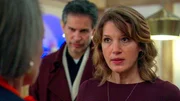 Lou (r. Eva-Maria Grein von Friedl) und Richard (m. Florian Odendahl) stellen sich geschlossen gegen Victoria (r. Caroline Schreiber) und drohen, die EmKa zu verlassen, sollte Victoria Aufsichtsratsmitglied werden. Lou (r. Eva-Maria Grein von Friedl) und Richard (m. Florian Odendahl) stellen sich geschlossen gegen Victoria (r. Caroline Schreiber) und drohen, die EmKa zu verlassen, sollte Victoria Aufsichtsratsmitglied werden.