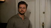 Als Philip (J&ouml;rn Schl&ouml;nvoigt) mit John reden m&ouml;chte, l&auml;sst dieser ihn zu seiner Entt&auml;uschung einfach stehen.