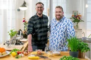 Spitzenkoch S&ouml;ren Anders (li.) kocht heute mit Fr&eacute;d&eacute;ric Morel Dreierlei Buchweizen-Cr&ecirc;pes und Rosenkohlauflauf mit Kasseler.