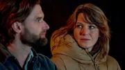 Lou (Eva-Maria Grein von Friedl) ringt darum, den Job an der Spitze der EmKa und das Mutterdasein unter einen Hut zu bringen. Erst die Begegnung mit Simon (Thore Lüthje) bringt sie auf eine rettende Idee... Lou (Eva-Maria Grein von Friedl) ringt darum, den Job an der Spitze der EmKa und das Mutterdasein unter einen Hut zu bringen. Erst die Begegnung mit Simon (Thore Lüthje) bringt sie auf eine rettende Idee...