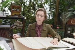 Alina Fritsch (als Miriam Rothschild).