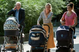 Anton (Ernst St&ouml;tzner), seine Tochter Marie (Leonie Parusel) und ihre Freundin Nele (Stephanie Krogmann) schieben die Kinderwagen.