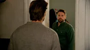 Als Philip (J&ouml;rn Schl&ouml;nvoigt, l.) mit John (Felix von Jascheroff) reden m&ouml;chte, l&auml;sst dieser ihn zu seiner Entt&auml;uschung einfach stehen.