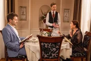 Adam (Philip Birnstiel r.) vermutet, dass Mona (Daniela Ziegler r.) und Werner miteinander anbandeln. Was Hanno (Hanno Dobiat m.) mitbekommt. Adam (Philip Birnstiel r.) vermutet, dass Mona (Daniela Ziegler r.) und Werner miteinander anbandeln. Was Hanno (Hanno Dobiat m.) mitbekommt.