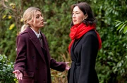 Sophias (Krista Birkner r.) Misstrauen gegen Christoph wird von Larissa (Anna Karolin Berger l.) verstärkt. Sophias (Krista Birkner r.) Misstrauen gegen Christoph wird von Larissa (Anna Karolin Berger l.) verstärkt.