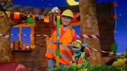 Das Baumhaus hat sich in eine Baustelle verwandelt. Fidi und Singa bauen einen hohen Turm aus Bauklötzen. Das Baumhaus hat sich in eine Baustelle verwandelt. Fidi und Singa bauen einen hohen Turm aus Bauklötzen.