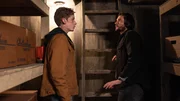 Auf ihrer Flucht verstecken sich Luke (Joe Freeman, l.) und Tim (Ben Barnes, r.) in Mr. Dobiras Laden. Auf ihrer Flucht verstecken sich Luke (Joe Freeman, l.) und Tim (Ben Barnes, r.) in Mr. Dobiras Laden.
