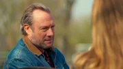 Michael (Hanno Friedrich) hat keine Lust gegen die Zwangsenteignung zu kämpfen – er will zurück nach Texas gehen. Carla (Maria Fuchs) dagegen entwickelt Widerstandsgeist! Michael (Hanno Friedrich) hat keine Lust gegen die Zwangsenteignung zu kämpfen – er will zurück nach Texas gehen. Carla (Maria Fuchs) dagegen entwickelt Widerstandsgeist!