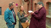 Richard (r. Florian Odendahl) versucht Carla (m. Maria Fuchs) und Michael (l. Hanno Friedrich) wegen der geplanten Zubringerstraße für das neue EmKa-Projekt mit einem großzügigen finanziellen Kaufangebot für ihren Hof zu beschwichtigen. Doch die beiden lehnen ab! Richard (r. Florian Odendahl) versucht Carla (m. Maria Fuchs) und Michael (l. Hanno Friedrich) wegen der geplanten Zubringerstraße für das neue EmKa-Projekt mit einem großzügigen finanziellen Kaufangebot für ihren Hof zu beschwichtigen. Doch die beiden lehnen ab!