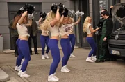 Mit einer Pr&auml;sentation ihres Tanzes wickeln die Cheerleaderinnen Mike und Flori um den Finger. Von links: Benedikt Stadlbauer (Andreas Geiss), Cheerleader ("MCA"), Diana (Johanna Garth), Mike Preissinger (Harry Blank) und Florian Brunner (Tommy Schwimmer).