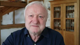 Im Sommer 1989 herrscht trotz allgegenw&auml;rtiger Stasi und permanenter Verhaftungsbedrohung Gr&uuml;ndungsfieber unter den Oppositionellen. Der Starrsinn der Parteilenker, Fluchtwelle und Botschaftsbesetzungen, Sprachlosigkeit der Regierung angesichts des Problemstaus, repressive &Uuml;berreaktionen und au&szlig;enpolitisch motivierte Nachgiebigkeit mobilisieren viele beherzte B&uuml;rger. Das Neue Forum wird gegr&uuml;ndet. - Werner Schulz, 1989 Neues Forum.