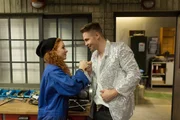 Bambi (Benjamin Heinrich) rekrutiert Joe (Sarah Hannemann), um ihm heimlich bei den Antragsvorbereitungen zu helfen. Bambi (Benjamin Heinrich) rekrutiert Joe (Sarah Hannemann), um ihm heimlich bei den Antragsvorbereitungen zu helfen.