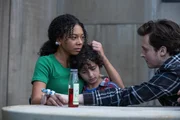 Kalisha (Simone Miller, l.) ist nach einem brutalen Test in der "Traumbox" von Dr. Hendricks verzweifelt. Avery (Viggo Hanvelt, M.) und Nicky (Fionn Laird, r.) versuchen, sie zu trösten. Kalisha (Simone Miller, l.) ist nach einem brutalen Test in der "Traumbox" von Dr. Hendricks verzweifelt. Avery (Viggo Hanvelt, M.) und Nicky (Fionn Laird, r.) versuchen, sie zu trösten.